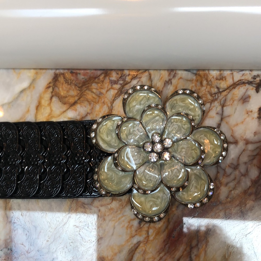 Stretch metal belt with ornate buckle